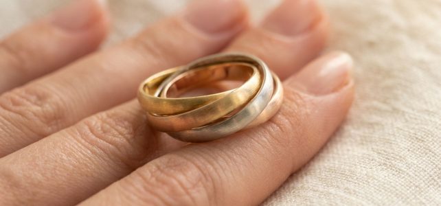 Pourquoi les bagues trois ors attirent autant les amateurs de bijoux de luxe Pourquoi les bagues trois ors attirent autant les amateurs de bijoux de luxe